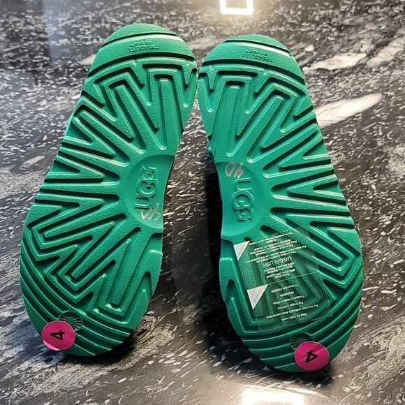 BRAND NEW UGG(r) CLASSIC SHORT II WATER RESISTANT GENUINE SHEARLING KIDS BOOT - Picture 13 of 16